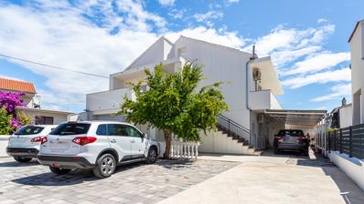 Vodice, apartmanska kuća – idealna investicija za turizam!
