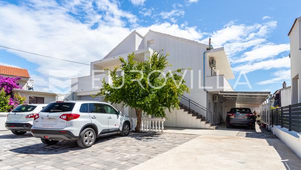 Vodice, apartmanska kuća – idealna investicija za turizam!