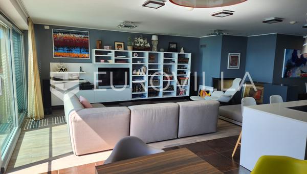 Opatija, exkluzív apartman kiváló helyen, két hálószobás, 87 m², első sor a tengerhez.