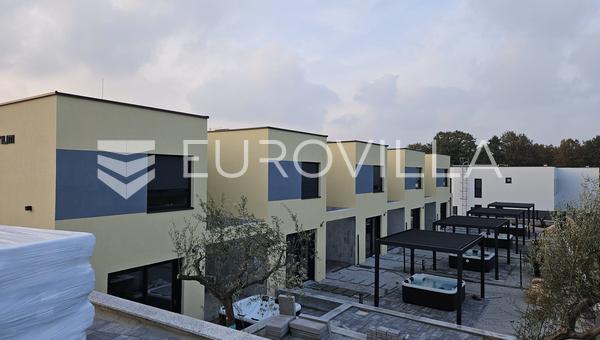 Istria, Poreč - Moderna casa adosada con jardín, jacuzzi y sauna