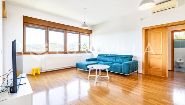 Sestinski vrh, luksus treværelses lejlighed med terrasse og parkering 122 m²