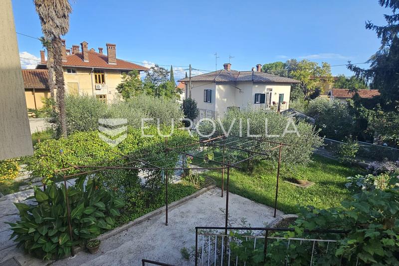 Lovran – samostojeća kuća u samom centru, s velikom okućnicom, 2 stana.