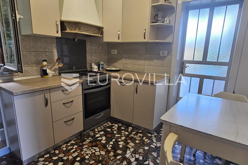 Lovran – samostojeća kuća u samom centru, s velikom okućnicom, 2 stana.