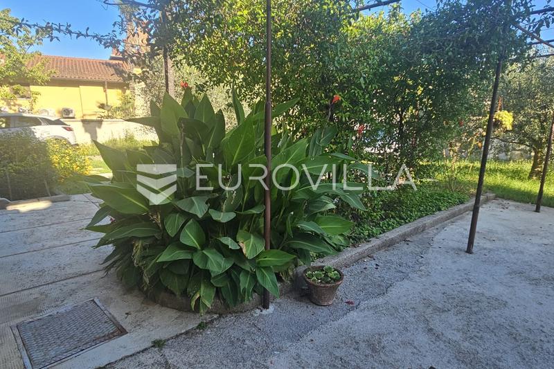 Lovran – samostojeća kuća u samom centru, s velikom okućnicom, 2 stana.