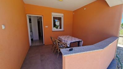 Vir, prostrani apartman u prizemlju s terasom i privatnim vrtom