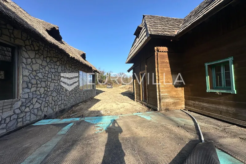 Samobor, eko imanje od tri objekta 1000 m² na parceli 15 000 m² 36