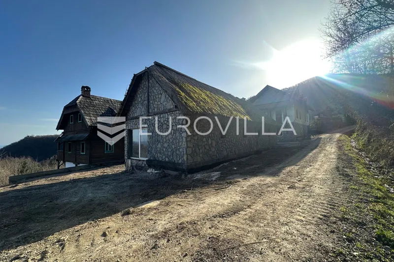 Samobor, eko imanje od tri objekta 1000 m² na parceli 15 000 m² 33
