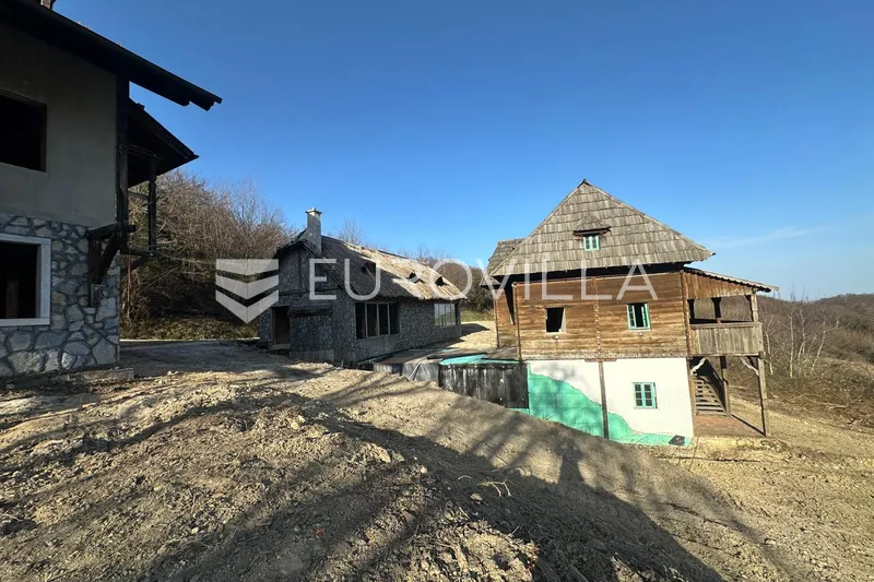 Samobor, eko imanje od tri objekta 1000 m² na parceli 15 000 m² 25
