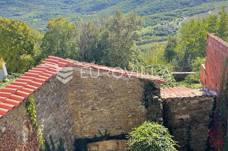 Istra, Motovun, kamena kuća za adaptaciju s dvorištem i poslovnim prostorom