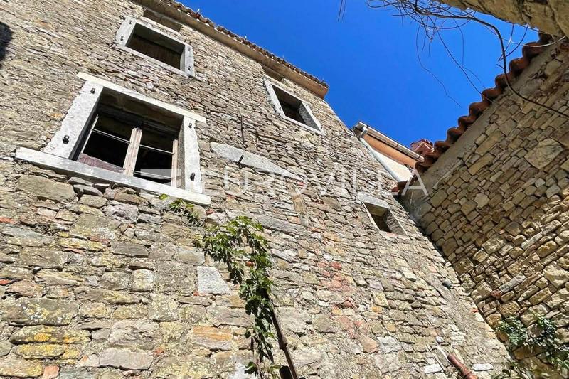 Istra, Motovun, kamena kuća za adaptaciju s dvorištem i poslovnim prostorom