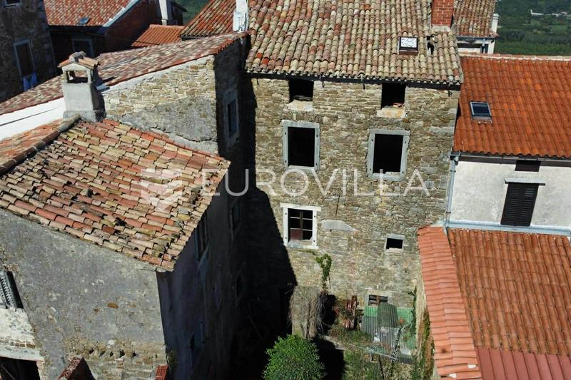 Istra, Motovun, kamena kuća za adaptaciju s dvorištem i poslovnim prostorom