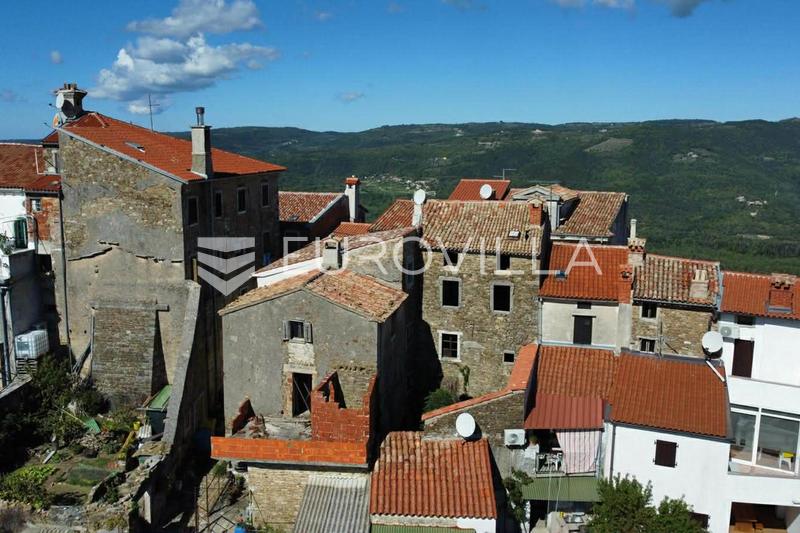 Istra, Motovun, kamena kuća za adaptaciju s dvorištem i poslovnim prostorom