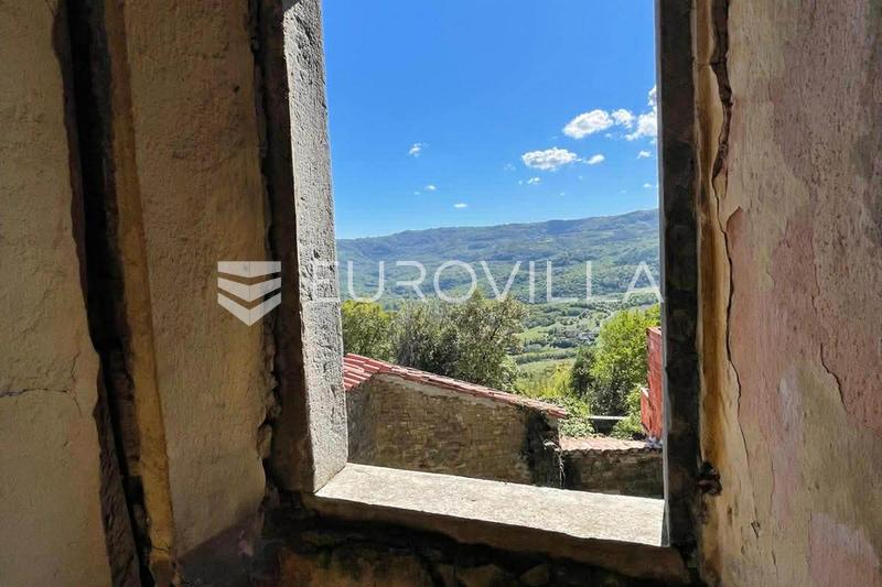 Istra, Motovun, kamena kuća za adaptaciju s dvorištem i poslovnim prostorom