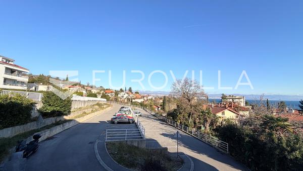 Lovran, NUEVA CONSTRUCCIÓN, apartamento de dos habitaciones, 60 m², 1er piso, estacionamiento, cerca del centro