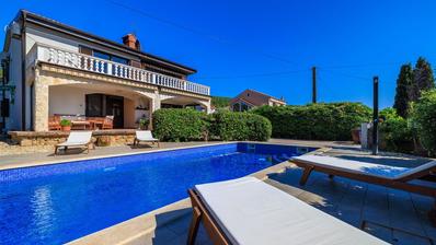Krk, Punat, fritliggende villa med to lejligheder på hver 100 m², studio, swimmingpool, garage og sauna