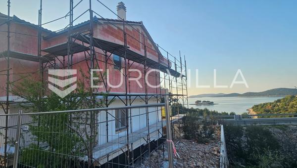 Primošten, predgrađe nova kuća od 250 m², tri sobe i pogledom na more 100 m od plaže