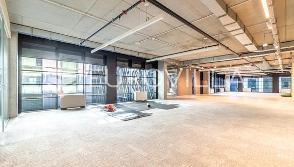 Zágráb, Buzin, 960 m2-es üzleti terület kiadó egy újabb irodaház 3. emeletén.