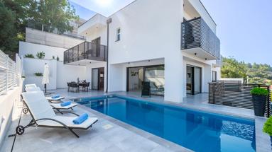 Makarska, two-story, three-room apartment, with pool