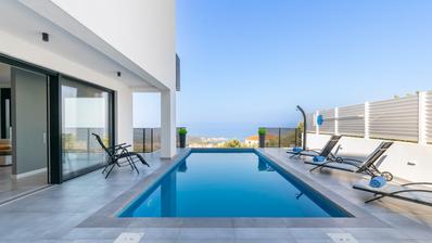 Makarska, apartamento de dois andares, com três quartos e piscina.