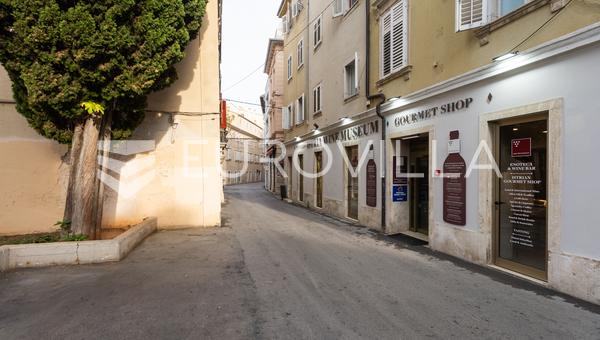 Pola, centro città rigoroso - spazio commerciale e ricettivo polivalente a livello strada, enoteca, wine bar