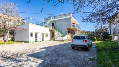 Šibenik, Brodarica, dům s prostorným dvorem, Čistá užitná plocha 247,2 m²