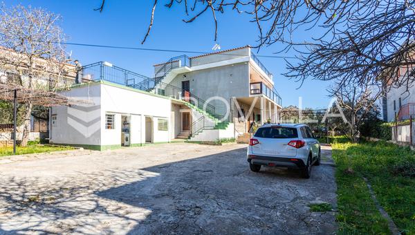 Sibenik, Brodarica, casa con un patio espacioso, Superficie Neta Utilizable 247,2 m²