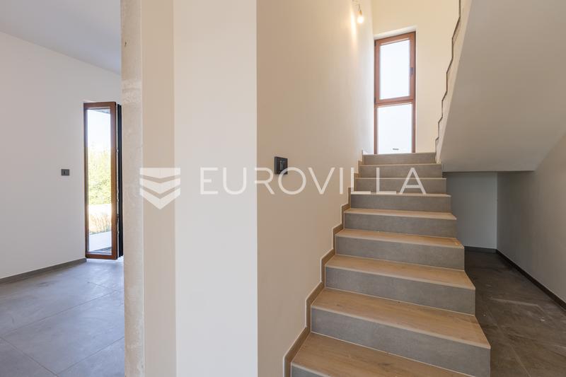 Isztria, Modern villa úszómedencével és kilátással az Učka-hegyre és a természetre - 12