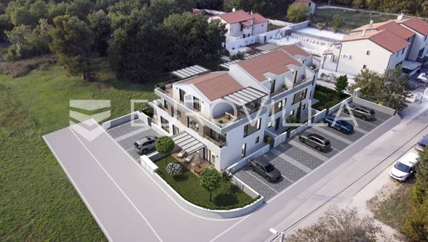 Porecben, egy gyönyörű, háromszobás lakás sorházban, 125 m2-es, nagy kerttel.