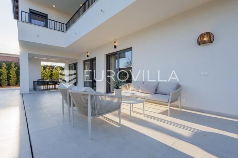 Istria, Svetvinčenat, elegant detached house with pool surrounded by greenery