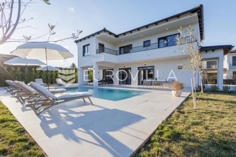 Istria, Svetvinčenat, elegant detached house with pool surrounded by greenery