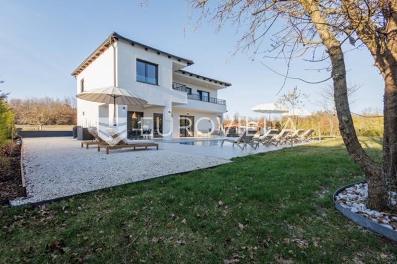 Istria, Svetvinčenat, elegant detached house with pool surrounded by greenery