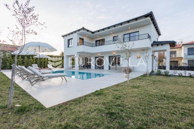 Istria, Svetvinčenat, elegant detached house with pool surrounded by greenery