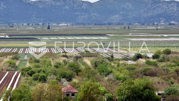Ploče, Komin, poljoprivredno zemljište