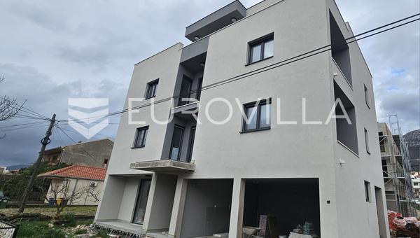 Kaštela dvoetažni penthouse od 159 m² na 200 m od mora s pogledom s garažom za dva automobila