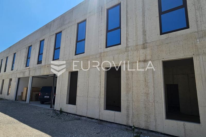 Kaštel Sućurac, 765 m²-es üzleti épület 6 lakással és nagy parkolóval elérhető - 5