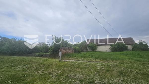 Baranja, Ceminac Kozarac – terreno de 10.224 m² con 9 edificios más antiguos