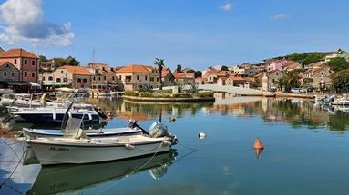 Hvar, Vrboska, attractive building land with a sea view, covering an area of 8,000 m²