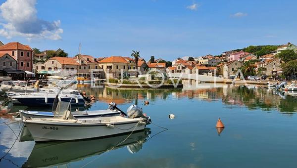 Hvar, Vrboska, terreno edificável atrativo com vista para o mar, com uma área de 8.000 m²