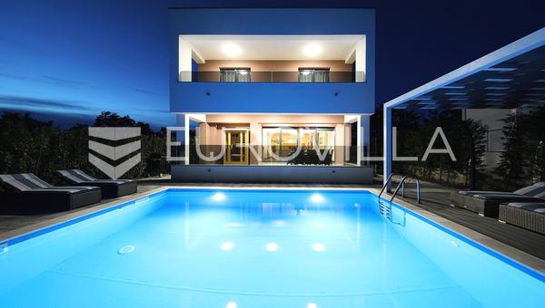 Nin, Zaton, um complexo de três villas modernas com piscinas em uma excelente localização.