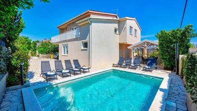 Luksuzna samostojeća vila s bazenom i saunom u Ližnjanu