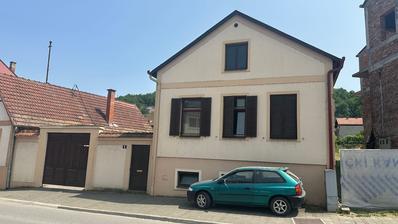 Požega, center, dve stanovanjski enoti s 3 apartmaji in poslovnim prostorom.