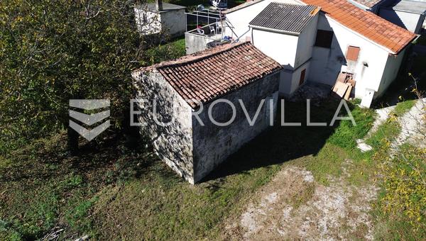 Pican - casa antiga com terreno agrícola em local sossegado.