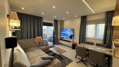Kastel Kambelovac - cobertura mobilada de três quartos com um espaçoso terraço na cobertura e vistas deslumbrantes