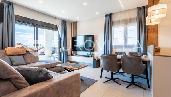 Kaštel Kambelovac, namješten trosobni penthouse s prostranom krovnom terasom i predivnim pogledom
