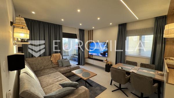Kastel Kambelovac - geniş çatı teraslı ve nefes kesici manzaralı, üç yatak odalı mobilyalı çatı katı