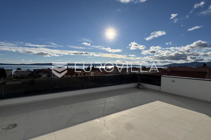 Kastel Kambelovac - ático amueblado de tres dormitorios con una amplia terraza en la azotea y vistas impresionantes - 35