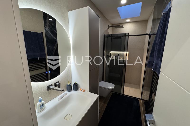 Kastel Kambelovac - ático amueblado de tres dormitorios con una amplia terraza en la azotea y vistas impresionantes - 24