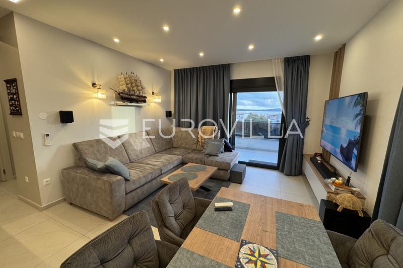 Kastel Kambelovac - ático amueblado de tres dormitorios con una amplia terraza en la azotea y vistas impresionantes - 4
