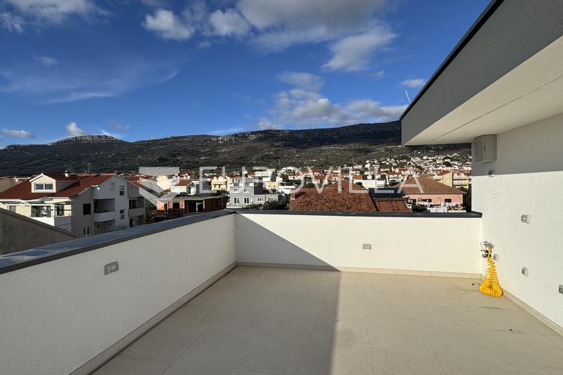 Kastel Kambelovac - ático amueblado de tres dormitorios con una amplia terraza en la azotea y vistas impresionantes - 30