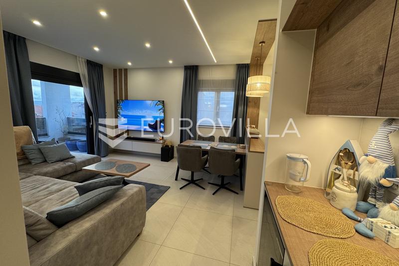 Kastel Kambelovac - ático amueblado de tres dormitorios con una amplia terraza en la azotea y vistas impresionantes - 8